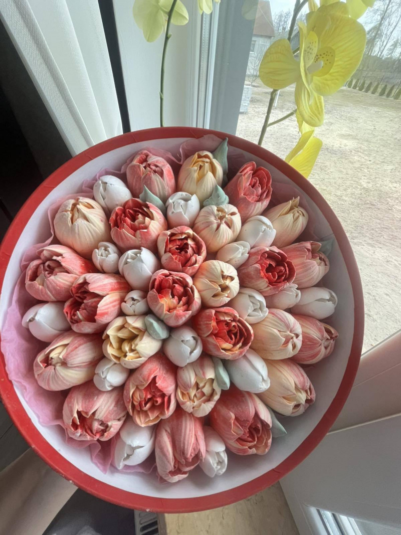 Захоплення переросло у власну справу: вчителька з Волині створює букети із зефіру