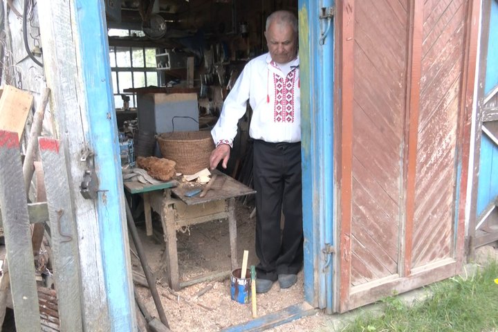 «Поки не вмру, бджіл не покину»: 84-річний пенсіонер із Волині власноруч будує вулики і тримає пасіку