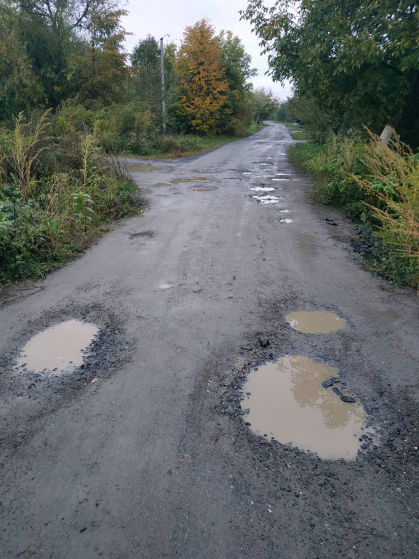 Не розминувся з авто через розбиту дорогу: у селі поблизу Луцька загинув велосипедист