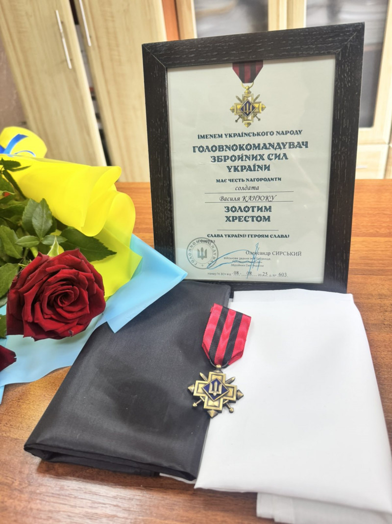 Мамі зниклого безвісти воїна з Волині передали «Золотий хрест» сина