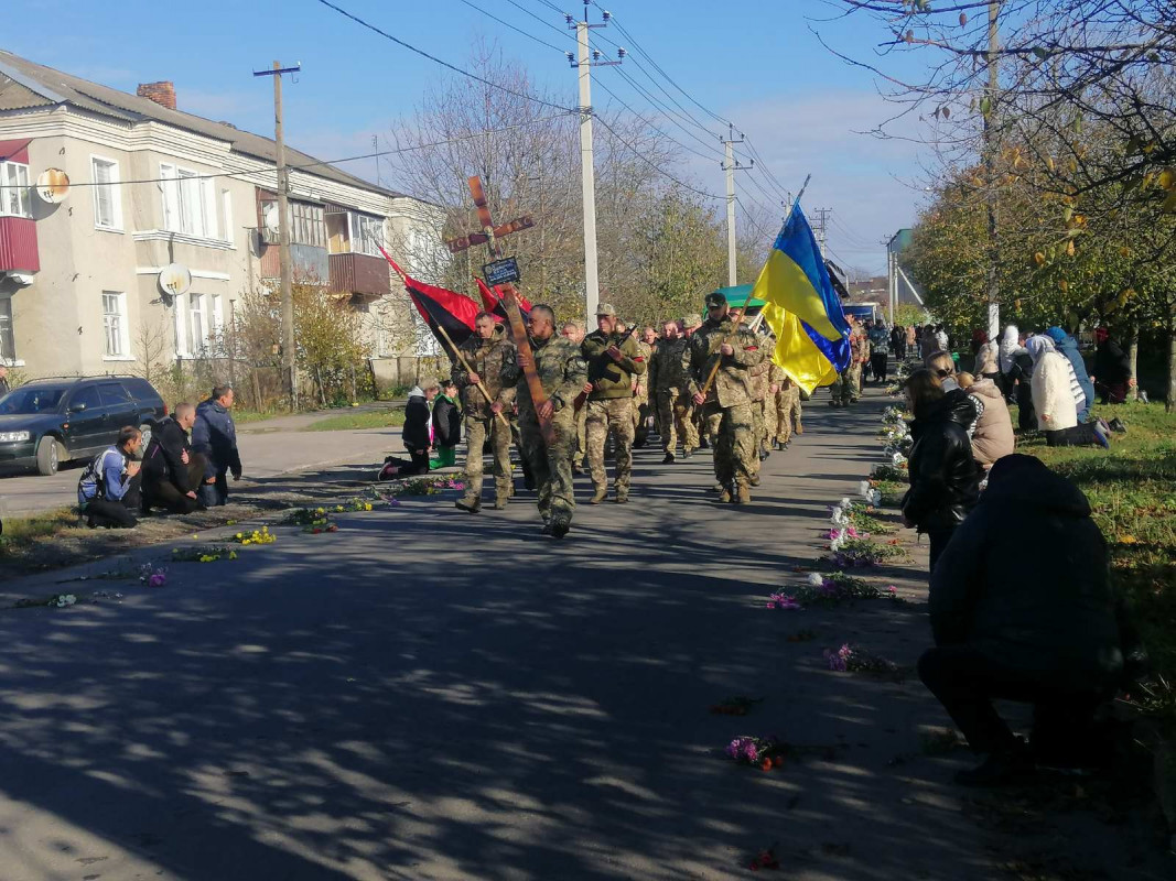 Два тижні тому виповнилося 29: у Луцькому районі все село попрощалося з молодим Героєм Якимом Киричуком. Фото