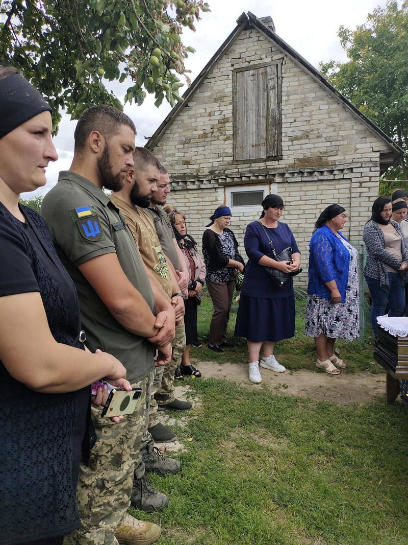 Коровай ділили на кладовищі: на Волині попрощалися з Героєм Віталієм Яворським