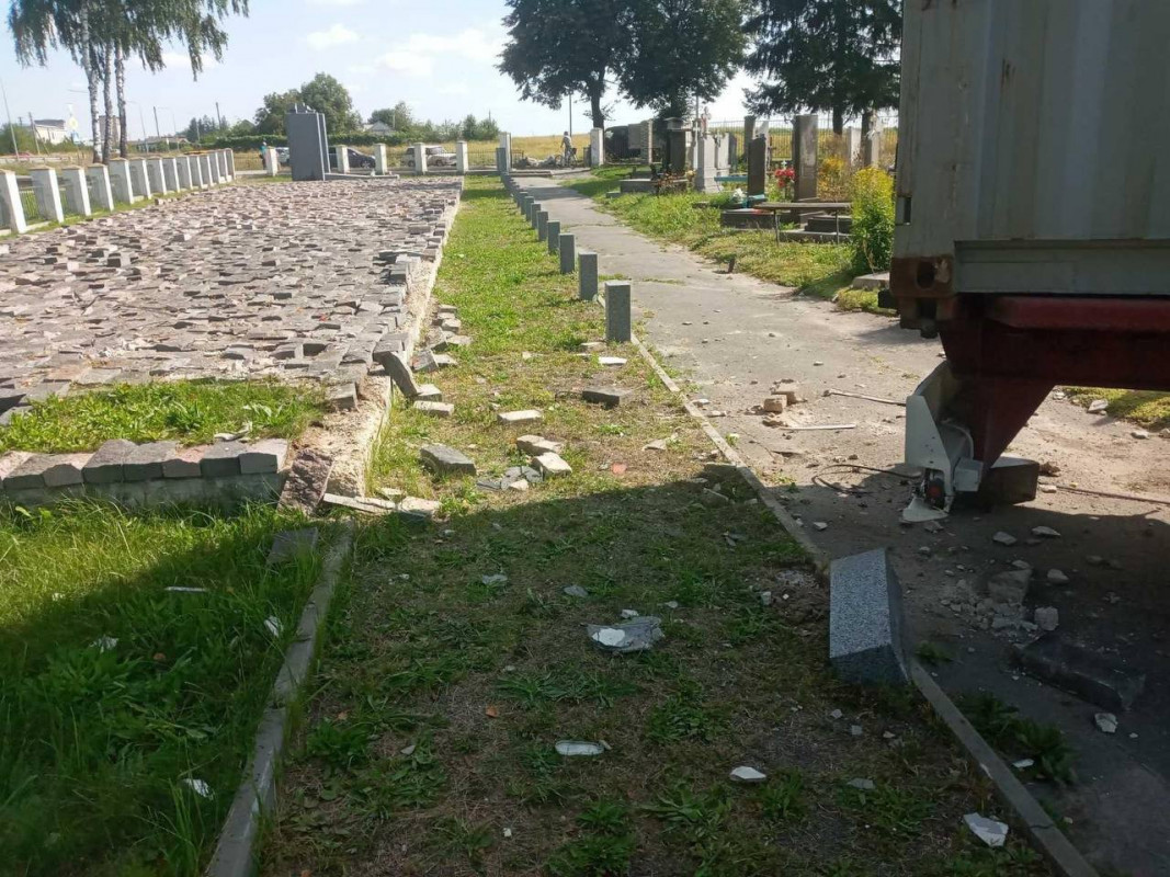 Пошкоджено огорожу та кілька могил: наслідки аварії на волинському кладовищі
