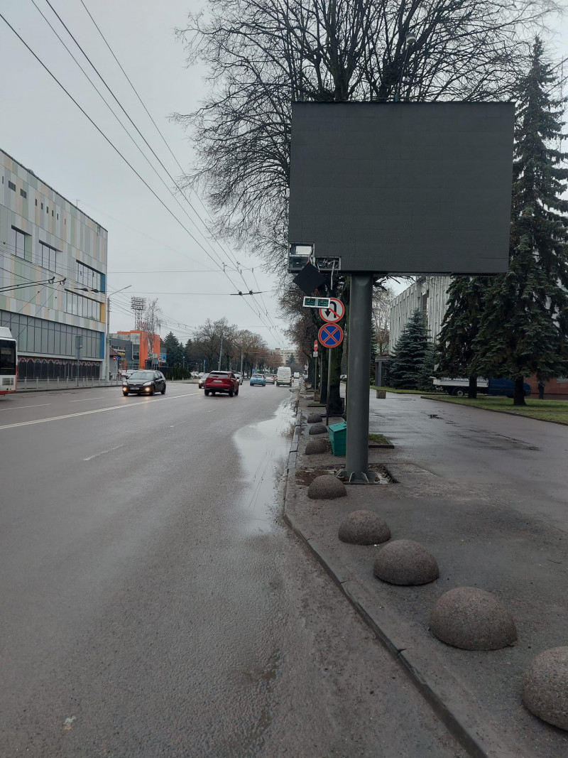 Не «вписався»: у Луцьку тролейбус побив рекламний лед-екран