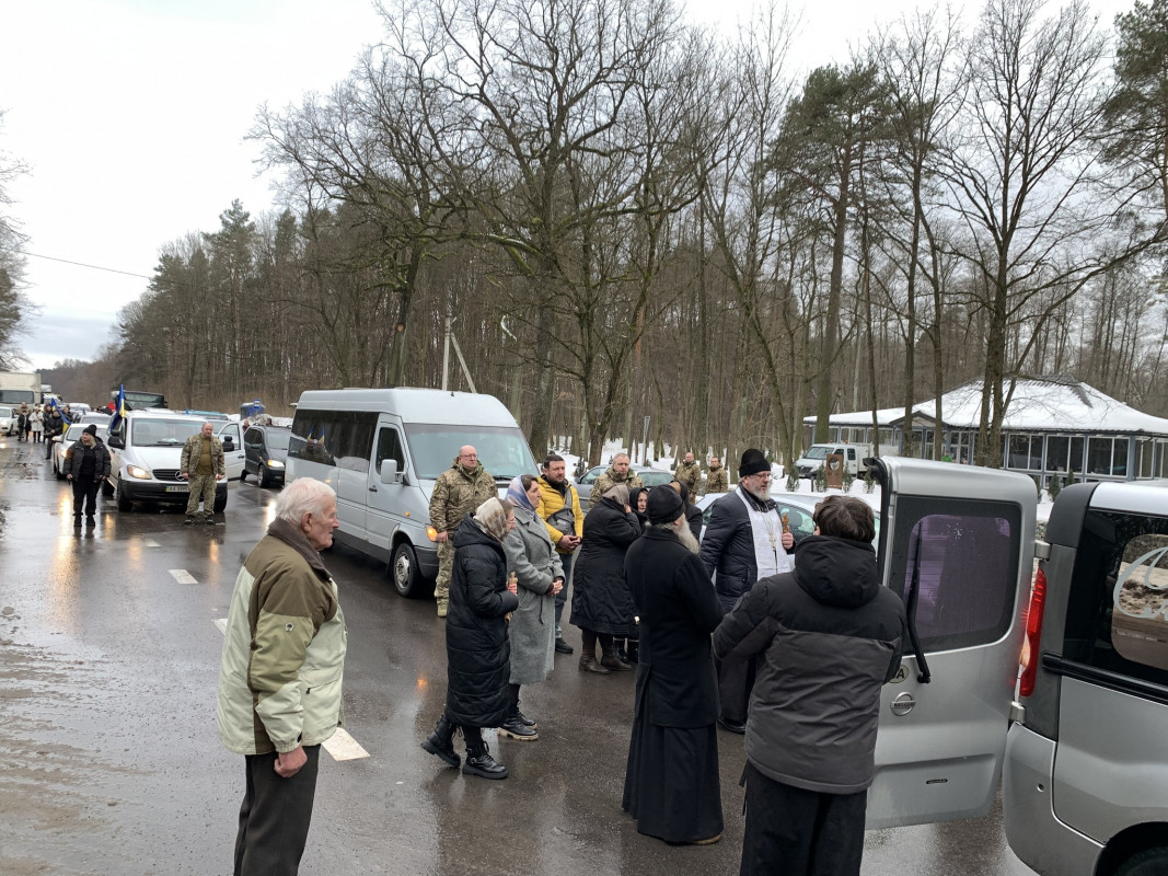 Останній пост прикордонника: жителі громади на Волині на колінах в останню дорогу провели Героя Павла Маєвського