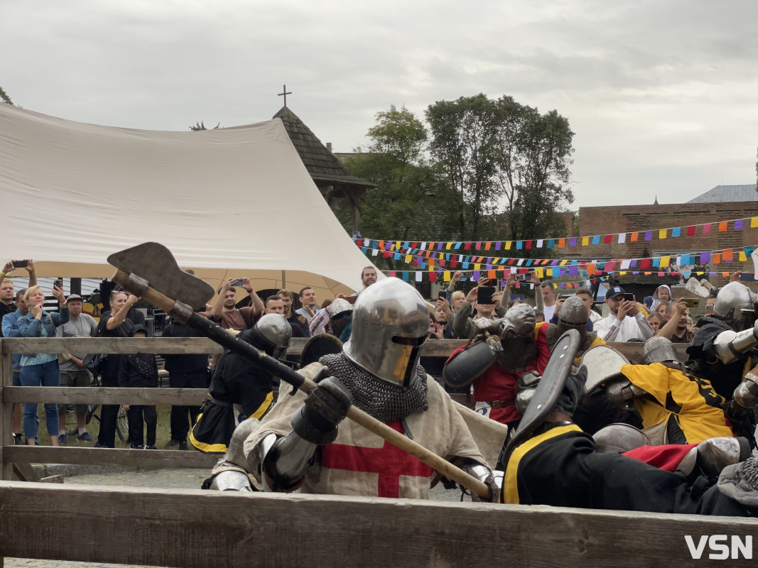 З мечами і в обладунках: у Луцьку проходить благодійний лицарський турнір