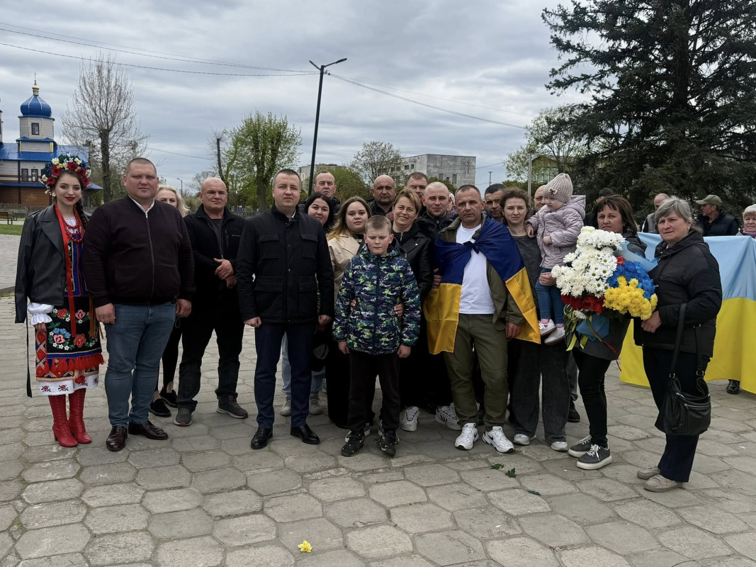 У прикордонному місті на Волині зустріли звільненого з полону військового Андрія Жолоба