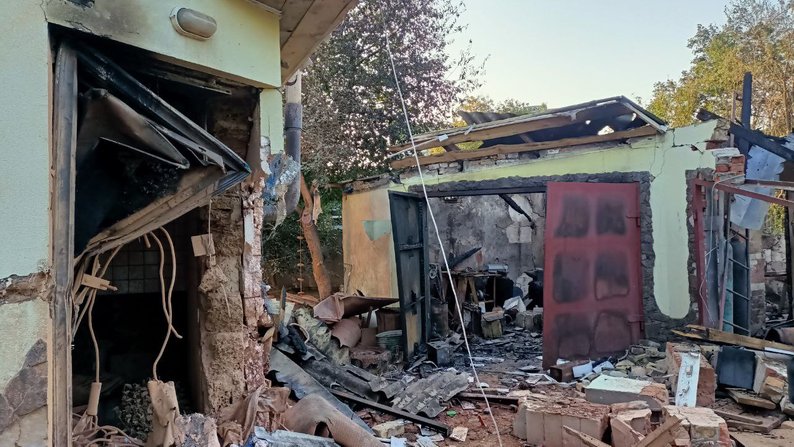 «На хату не пішло, бо баня на себе прийняла удар»: лучани оглядають збитки від російської атаки