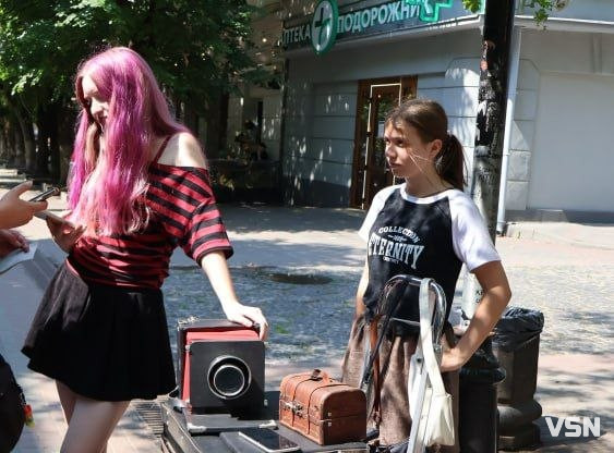 Як працюють в аномальній спеці продавці вуличних кіосків у Луцьку - репортаж