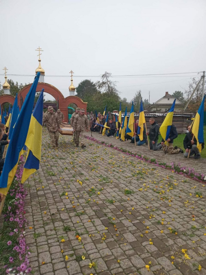 Переніс 15 операцій, але серце не витримало: на Волині попрощались з Героєм Олександром Бебесом