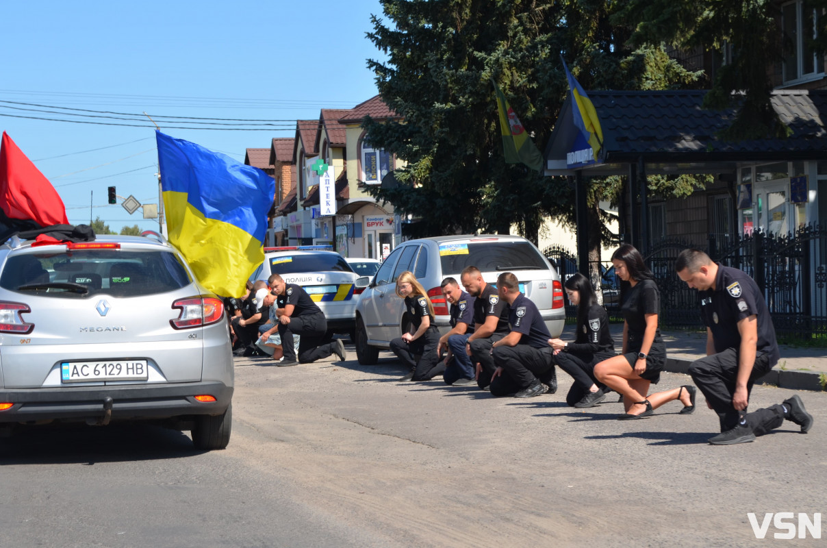 Сотні людей, прапори та квіти: востаннє додому повернувся Герой з Волині Степан Павлович