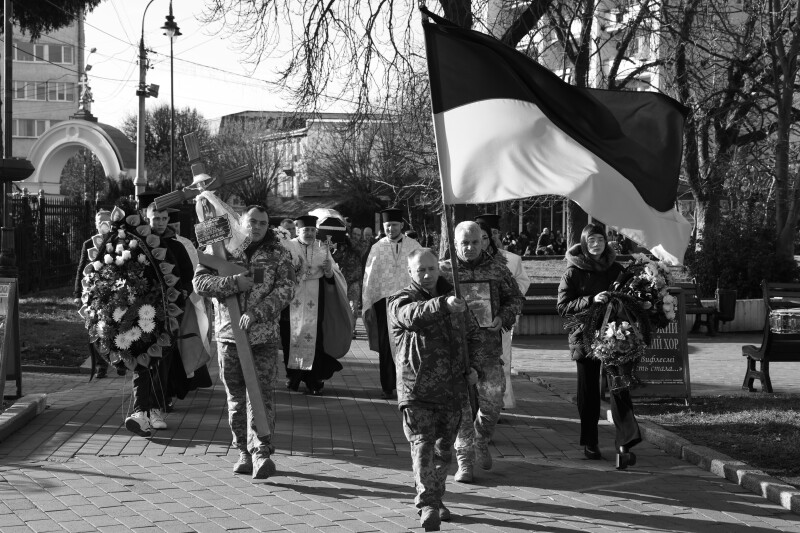 Загинув більше року тому, а поховають лише нині: у Луцьку попрощалися з Героєм Богданом Войтюком