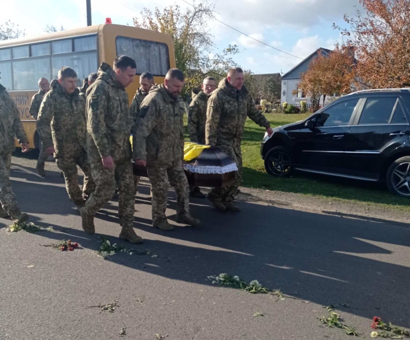 У батьків не стало сина, у дружини – чоловіка, у двох донечок – батька: на Волині провели в останню дорогу Героя Андрія Бобака