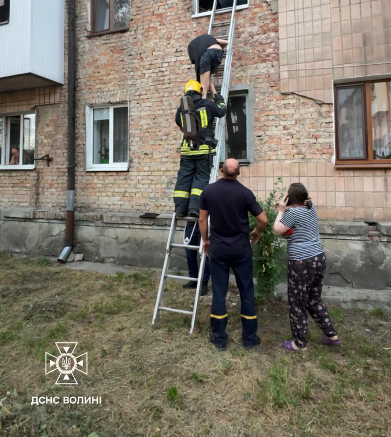 У місті на Волині під час пожежі евакуювали 10 людей