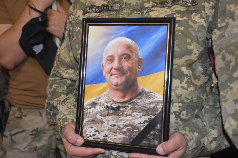 На колінах і з молитвою: Луцька громада провела в останню путь трьох Героїв