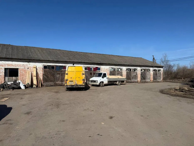 У Ратному виставили на продаж промисловий комплекс із гаражами та майстернею