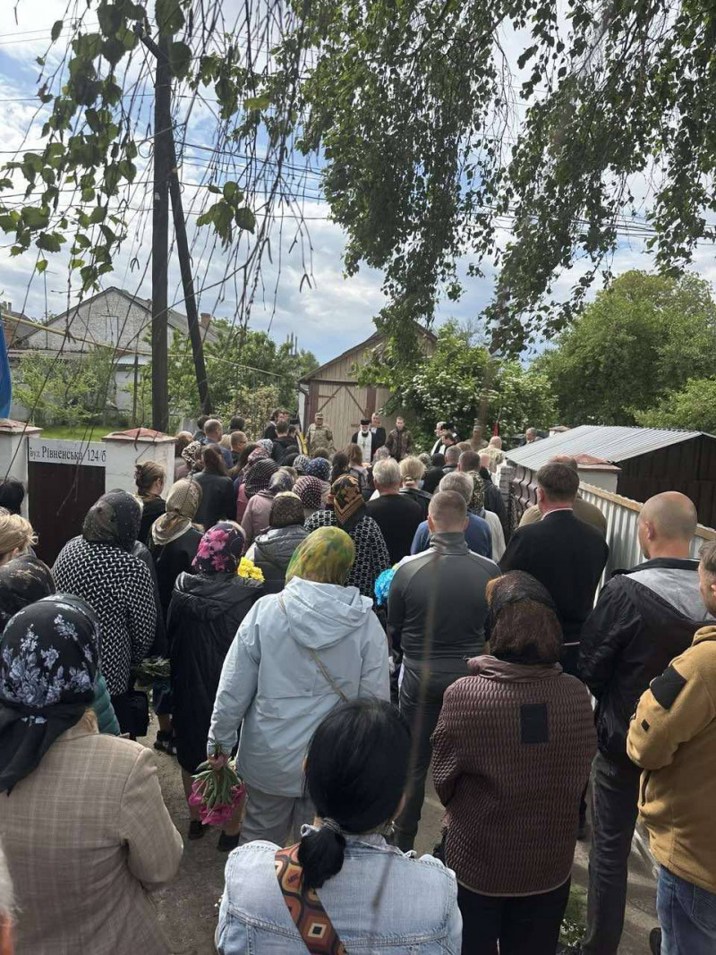 Довгі місяці невідомості та надії: на Волині в останню дорогу провели 41-річного Героя Юрія Пивоварчука