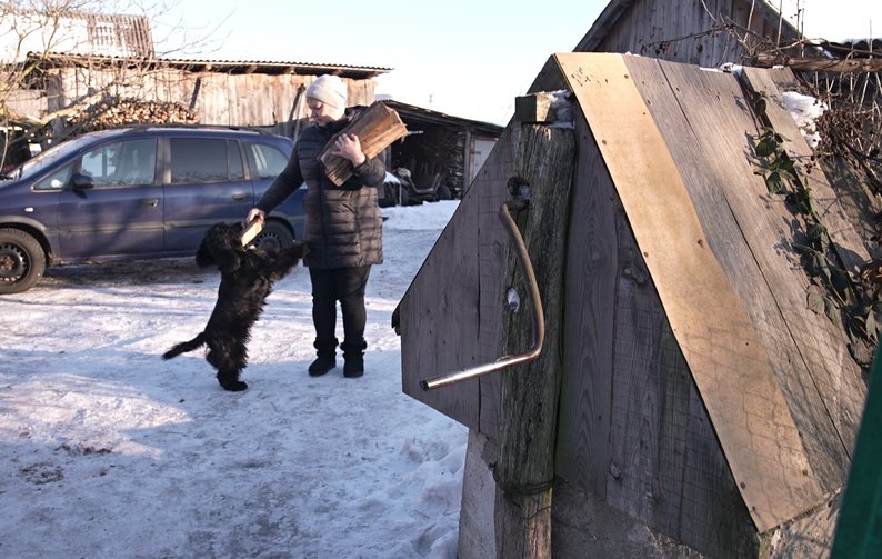 «Якщо є дрова, не страшні ні холод, ні голод»: як у селі на Волині люди прилаштувалися до відключень світла