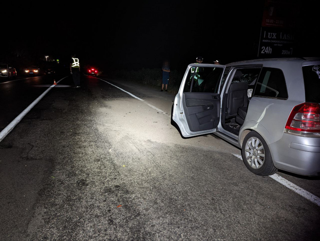 На трасі «Устилуг-Луцьк-Рівне» волинянин за кермом зіткнувся з автівкою: 5 людей у лікарні. Фото