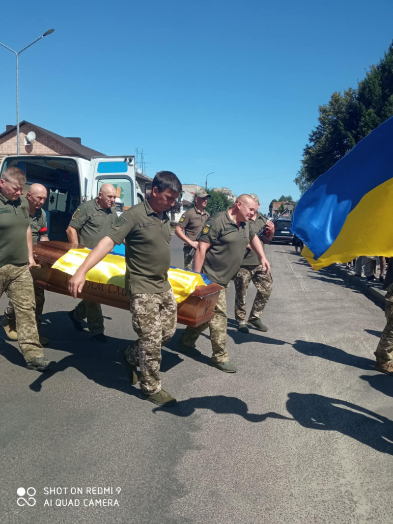 Мати обіймала труну та цілувала портрет сина: на Волині попрощалися із Героєм Миколою Вдовенком