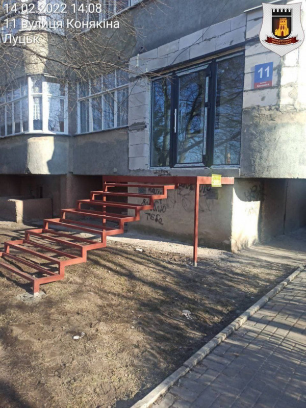 У Луцьку демонтують чотири незаконні споруди та сходи