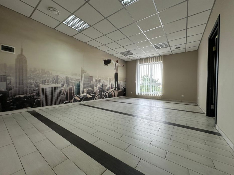 У Нововолинську продають комплекс із гаражів, складів та офісів за 11 мільйонів