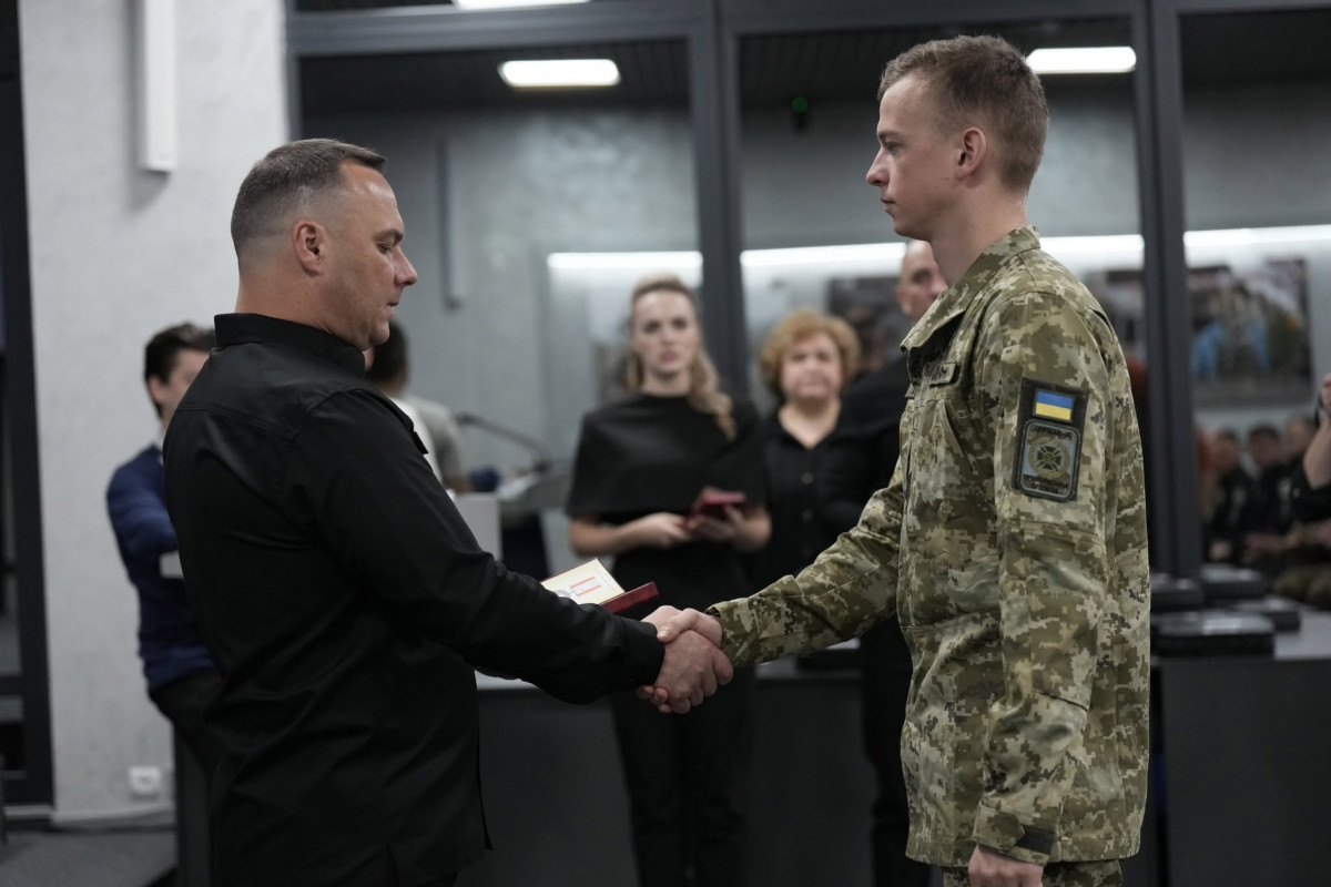 Під обстрілами рятували життя побратимів: бойові медики з Волині отримали державні нагороди
