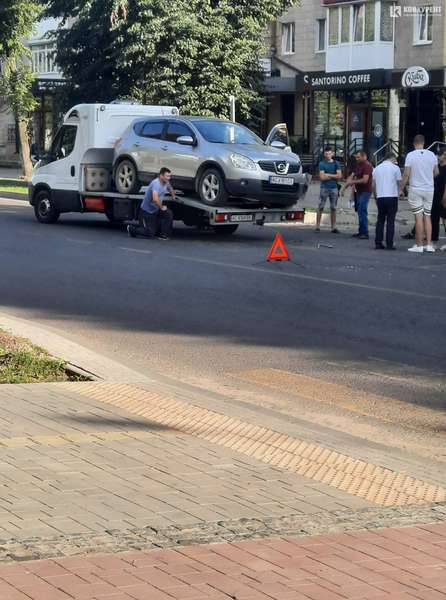 Авто вилетіло на тротуар: аварія - у центрі Луцька