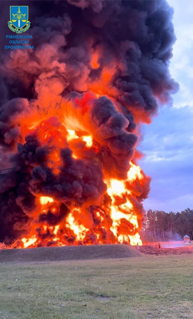 Все у вогні: показали наслідки удару «шахедів» по нафтобазі на Рівненщині. Фото