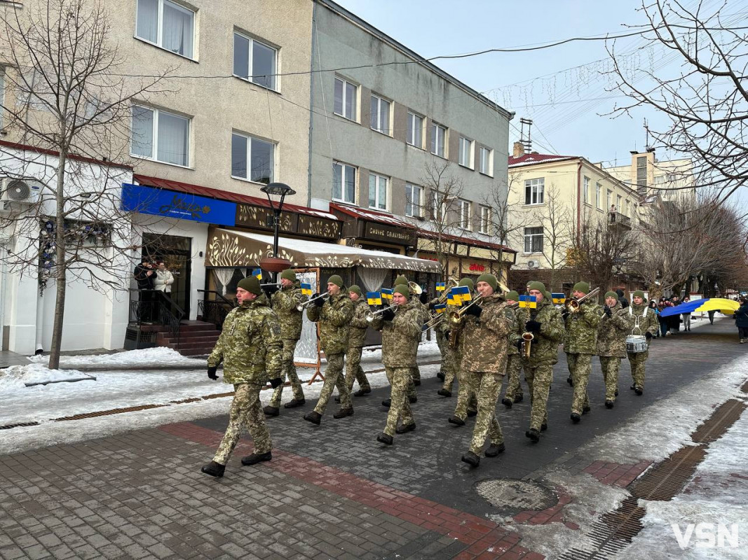 «Мусимо пам'ятати»: понад сотня лучан пройшли колоною з прапором України. Фото