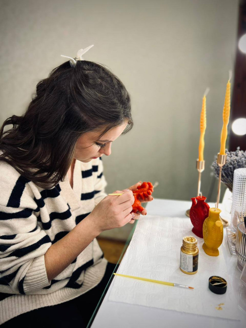 На Волині подружжя розвиває бджільництво та створює різдвяні свічки з воску