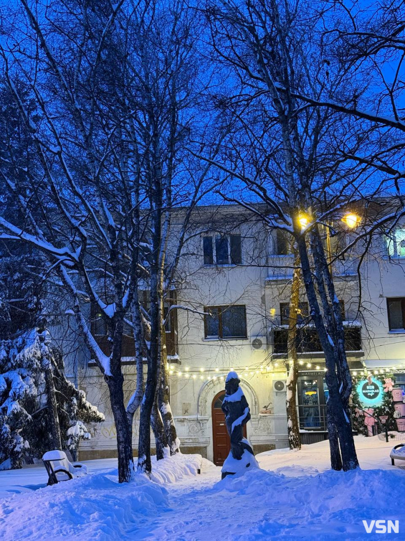 Зимова казка в Луцьку: засніжене місто та небо, що віщує мороз