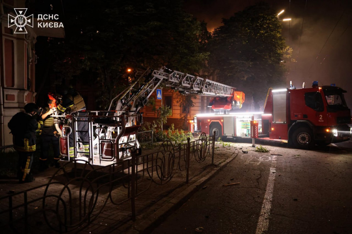 Пекельна ніч у Києві: ДСНС показала, як рятувальники борються з наслідками удару РФ