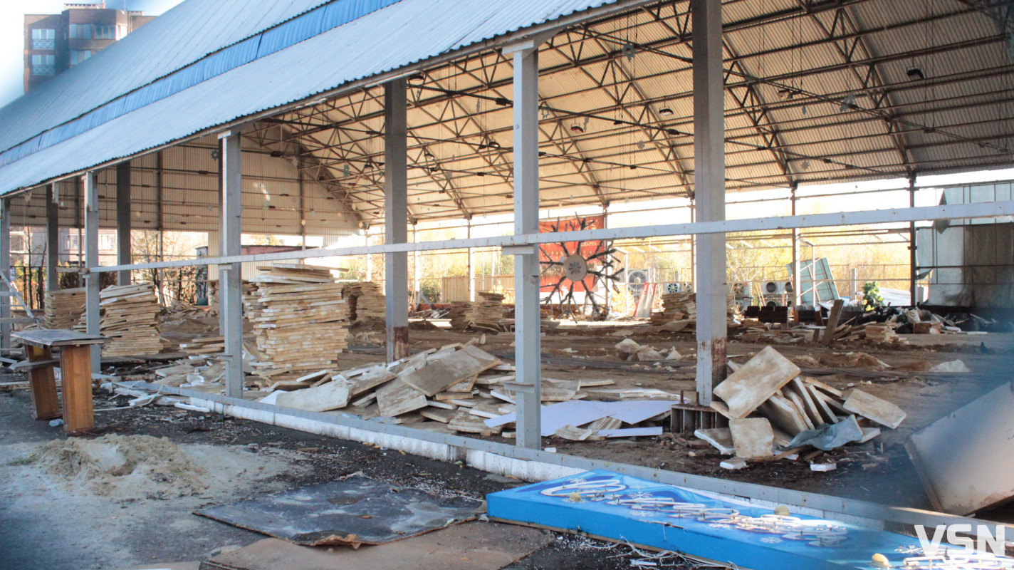 Сніжинка залишилась, арени вже нема: у Луцьку демонтовують «Снігову королеву»