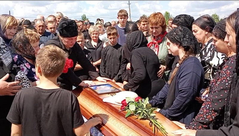 Герой помер від тяжких поранень на війні: на Волині попрощалися із Захисником Валентином Вавелюком