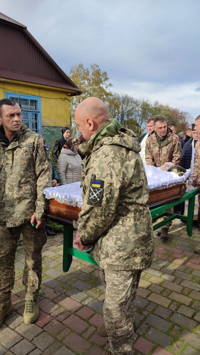 Зійшлося усе село: поховали 29-річного сапера з Луцького району Віталія Костюка. Фото