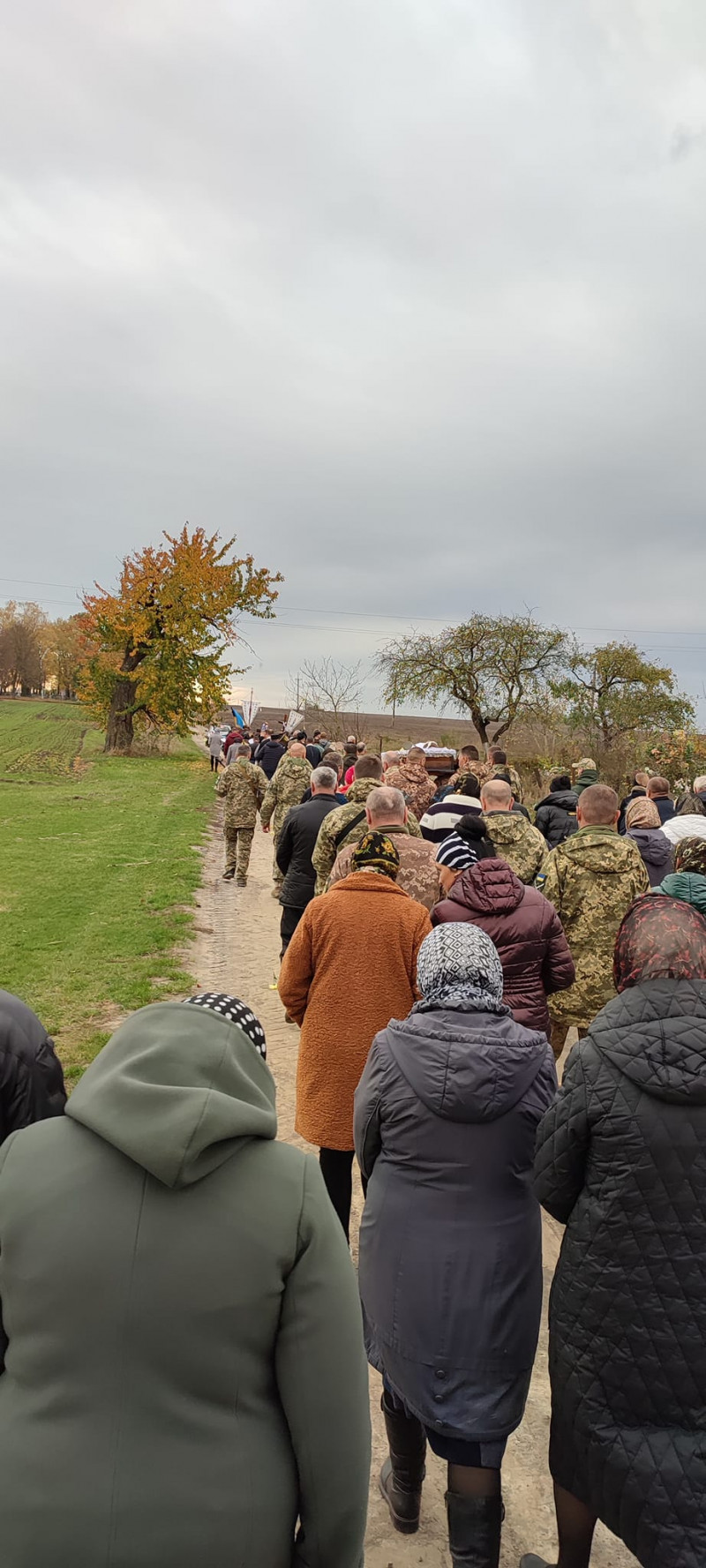 Зійшлося усе село: поховали 29-річного сапера з Луцького району Віталія Костюка. Фото