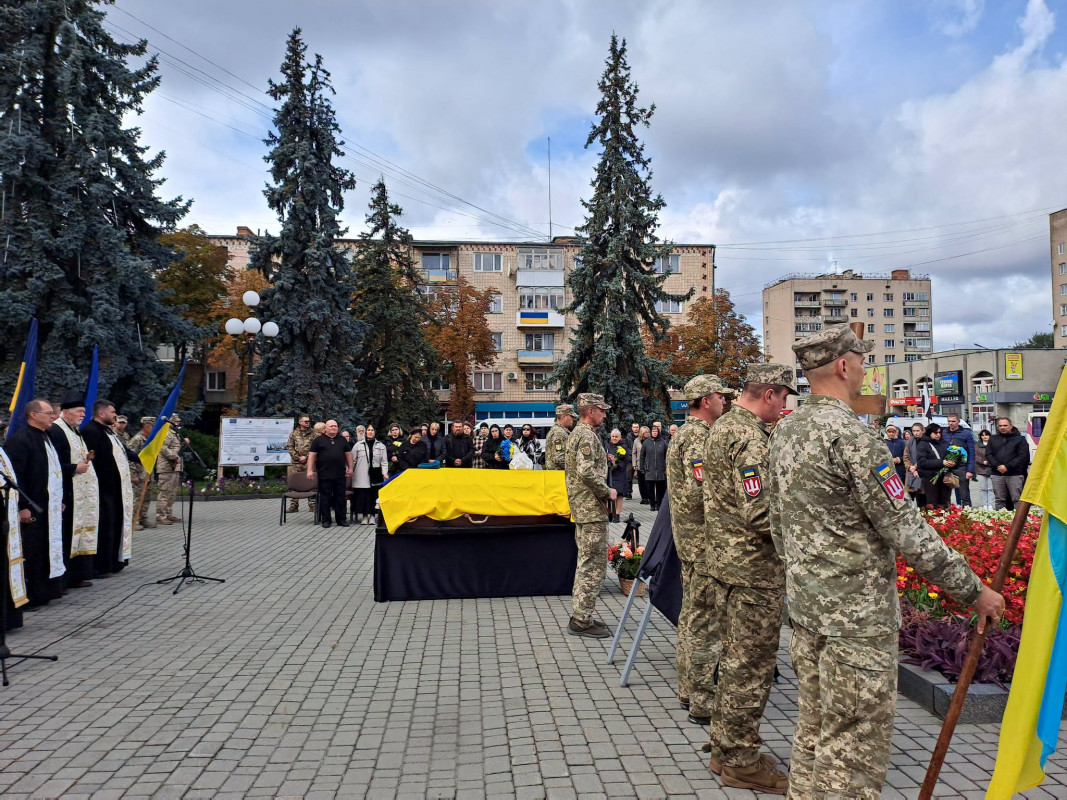 На Волині попрощалися з 33-річним морпіхом Павлом Коломійчуком, який загинув у ДТП