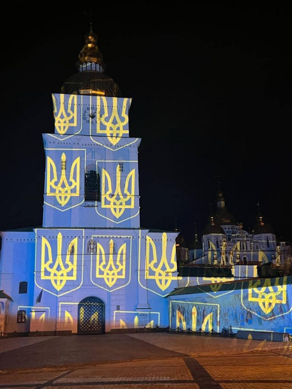 У Києві відомий швейцарський митець патріотично підсвітив будівлі