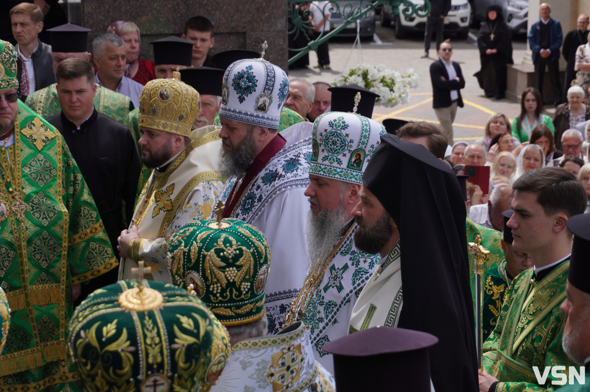 Хресна хода і спільна молитва: як минула літургія за участі Епіфанія у Луцьку. Фоторепортаж