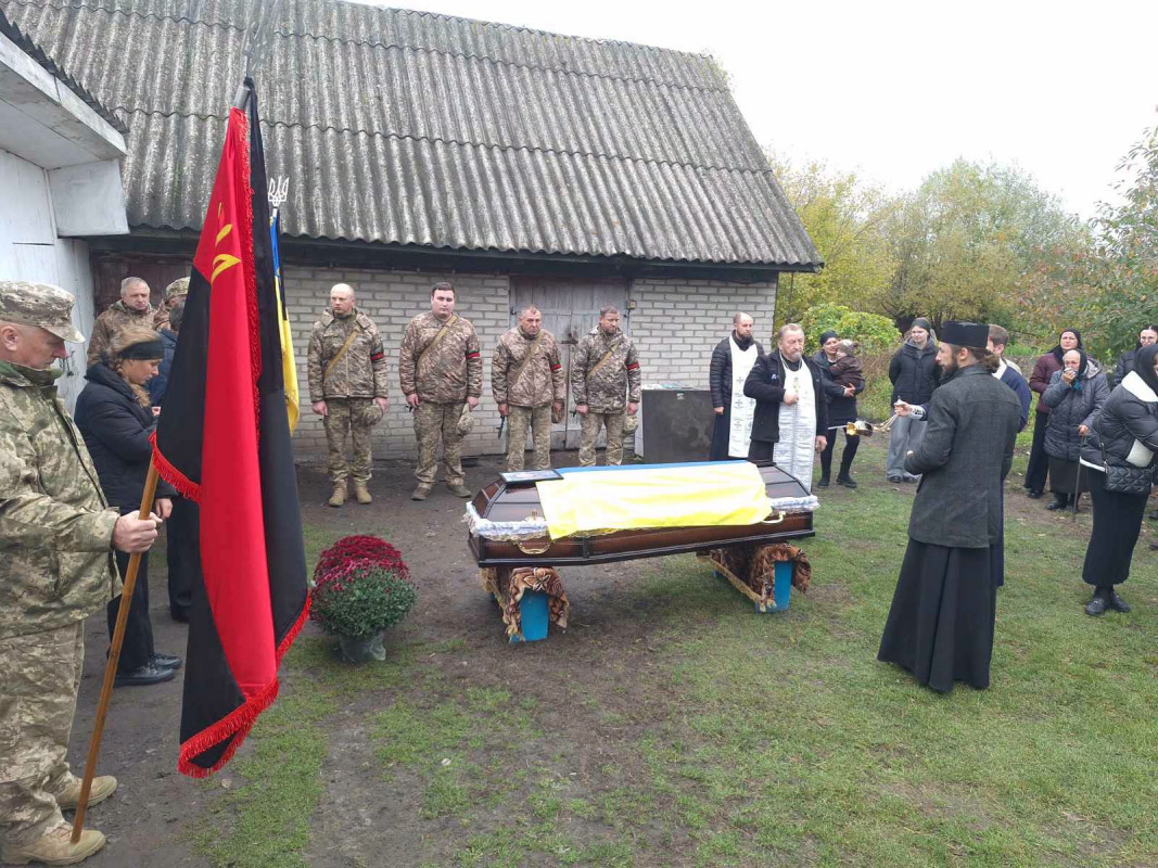 Майже півтора року вважався зниклим безвісти: на Волині провели в останню дорогу Героя Андрія Смоляра