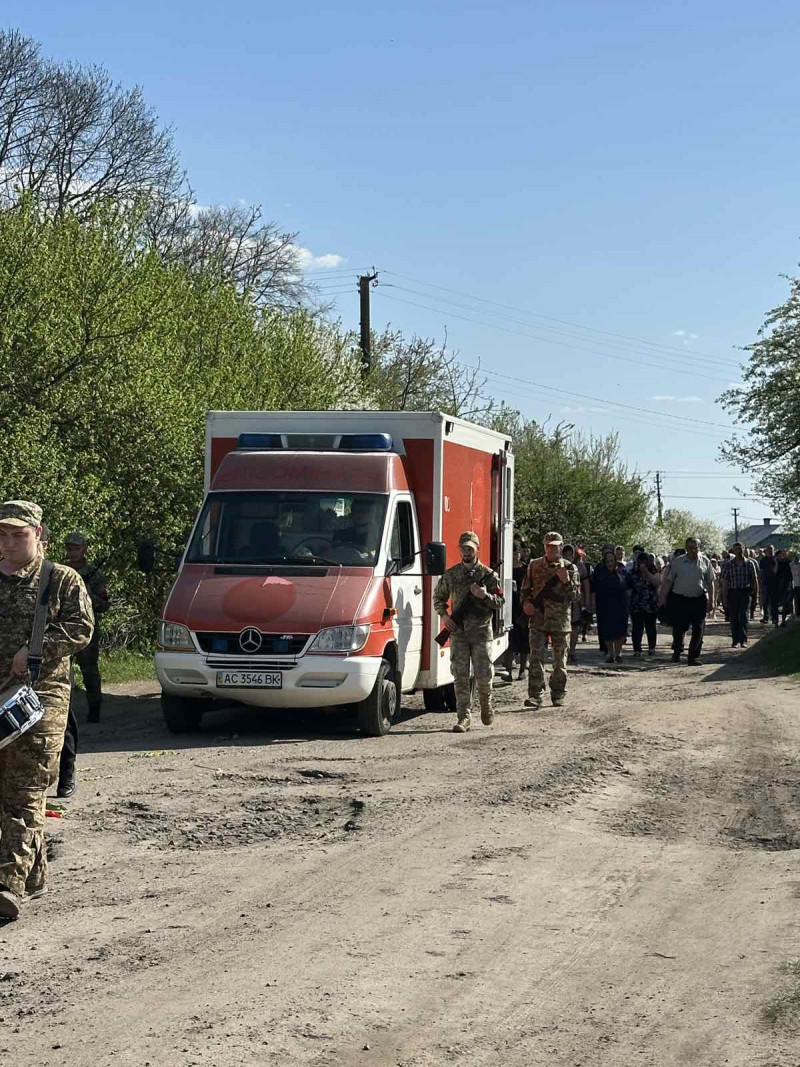 Радість Христового Воскресіння переплелася зі смутком прощання: на Волині в останню дорогу провели Героя Василя Харчука