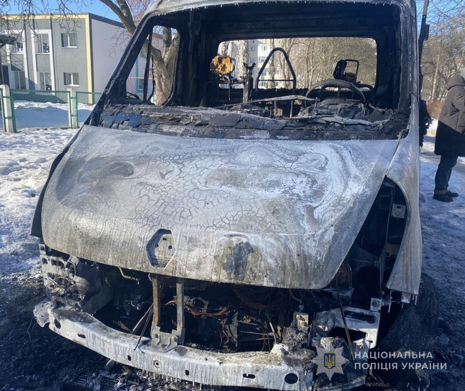 3 тисячі доларів за злочин: у Луцьку 19-річний хлопець на замовлення підпалив автівки