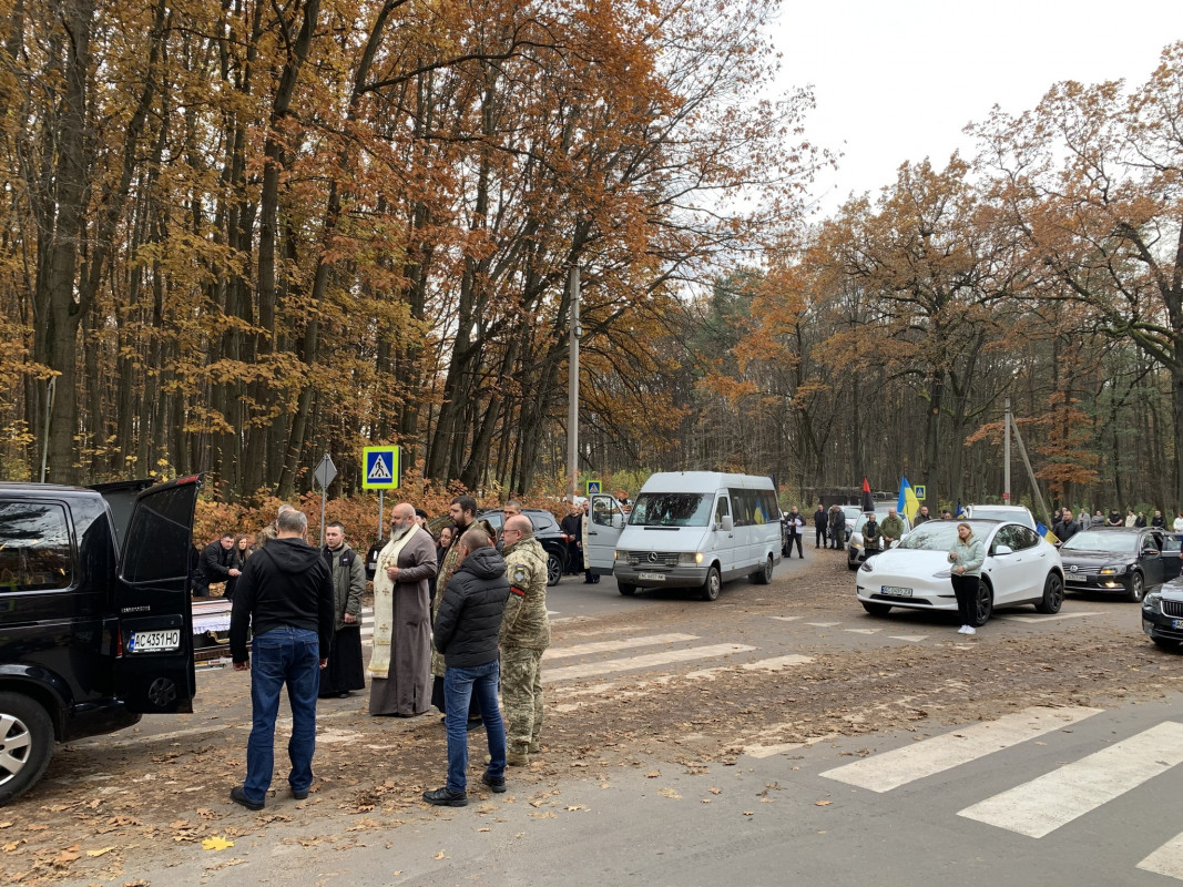 Осиротіла донечка: на Волині в останню путь провели 42-річного Героя Петра Оверчука