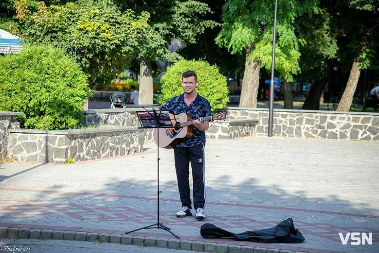 Голос музики у центрі Луцька: хто такий Іван Куцов і чому він співає щовечора