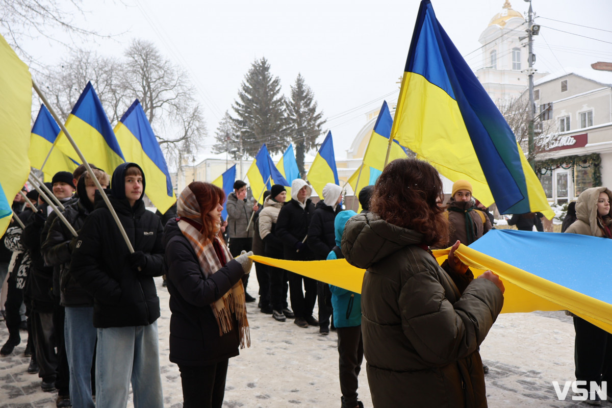 Лучани об’єдналися в «Ланцюг Єднання» до Дня Соборності України. Фоторепортаж