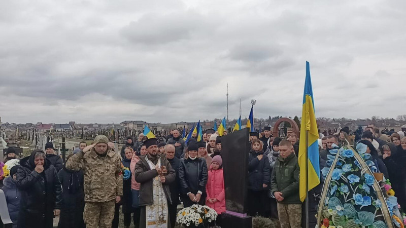 Понад пів року рідні надіялися, що живий: біля Луцька останню шану віддали Герою-розвіднику Роману Мигдалю