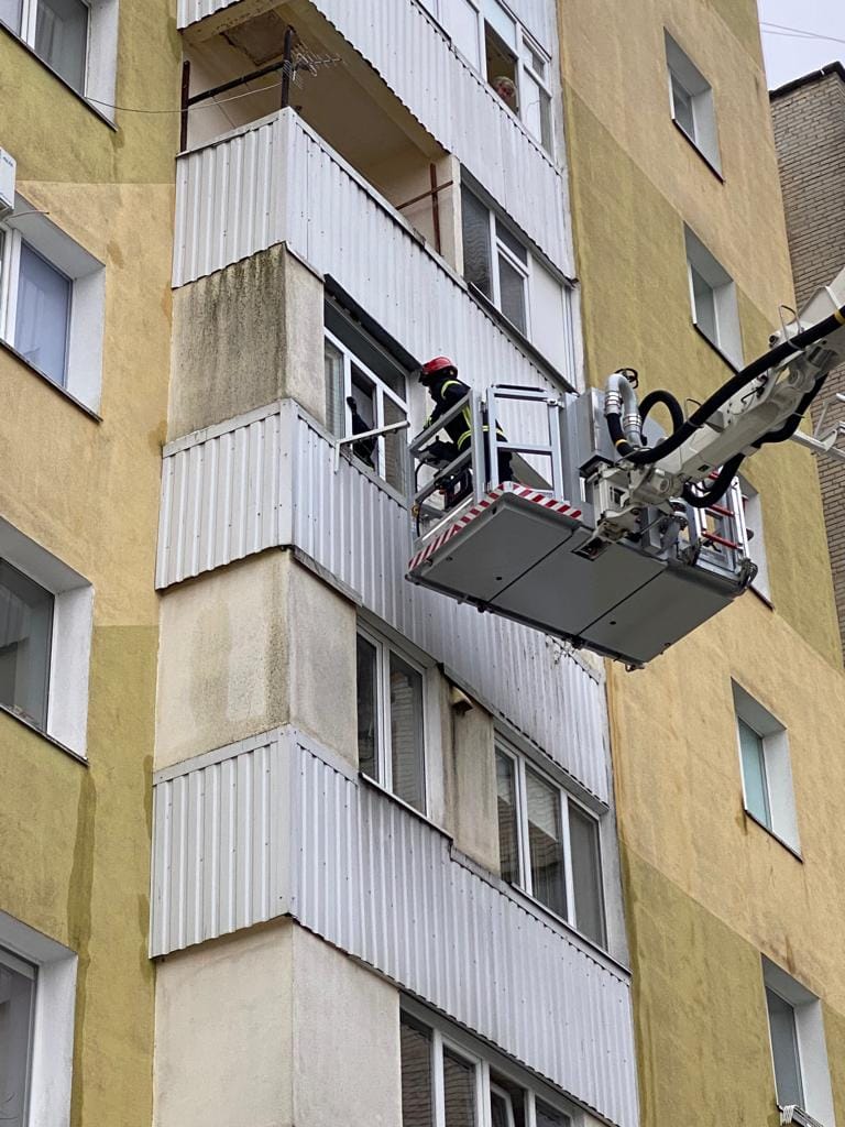 У Луцьку рятувальники визволили 2-річну дитину з квартири на п’ятому поверсі