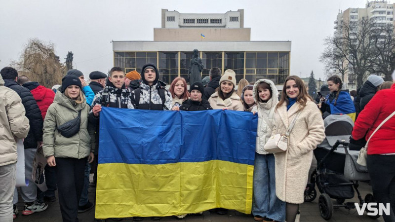 «Ланцюг Єднання» у Луцьку: сотні людей із прапором України відзначили День Соборності