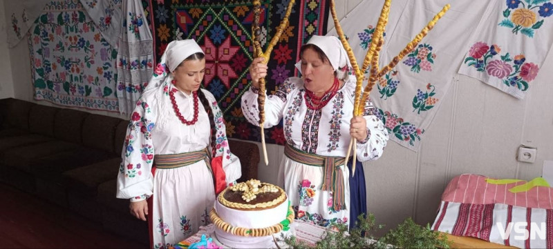 Горілка в тісто, парні копійки та «табу» для вдів: як на Волині пекли короваї, що не влазили у піч